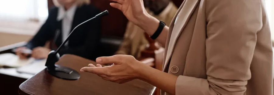 Advogado apresentando a sua defesa em audiência