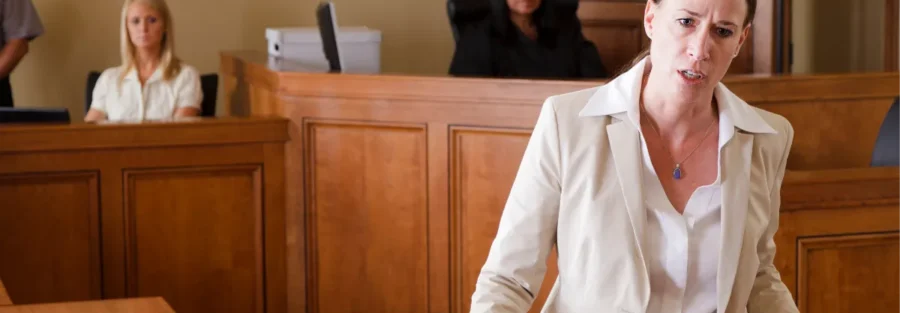 Advogada com semblante sério durante audiência