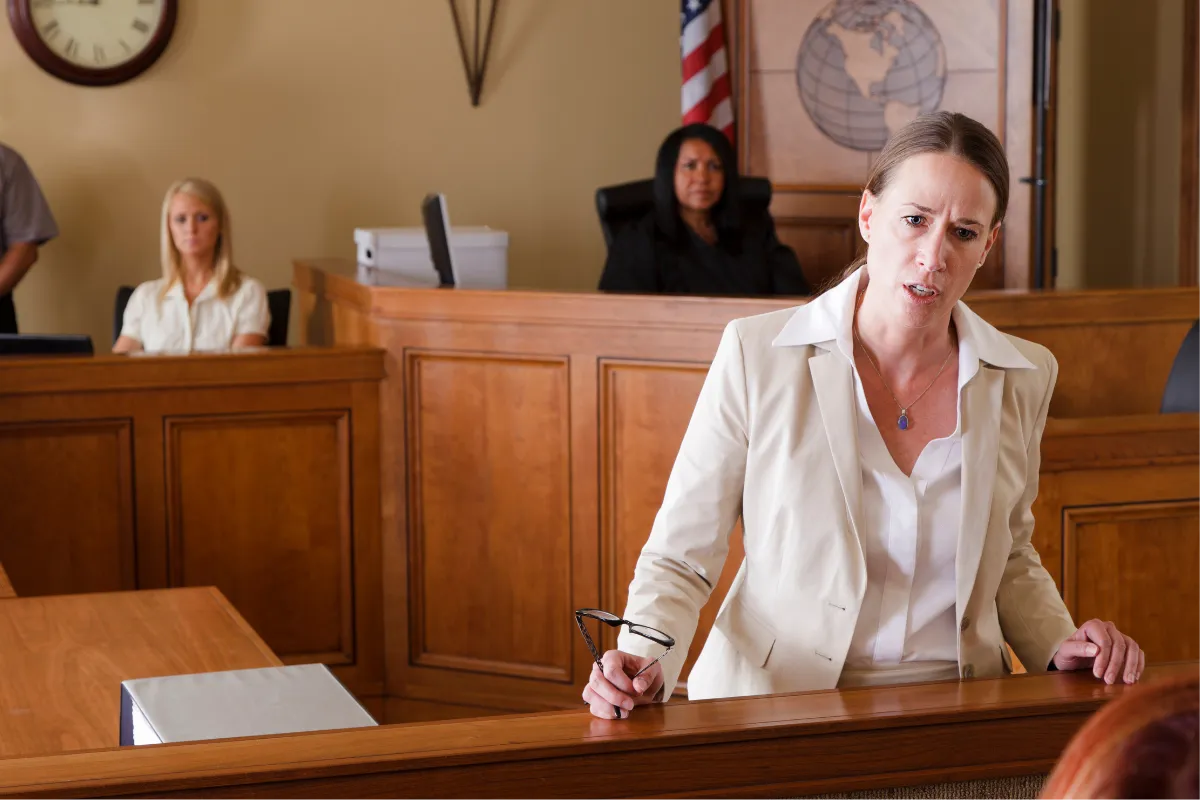 Advogada com semblante sério durante audiência