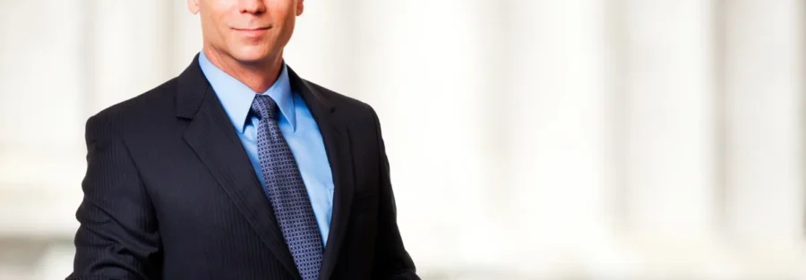 Advogado sorridente olhando para a câmera