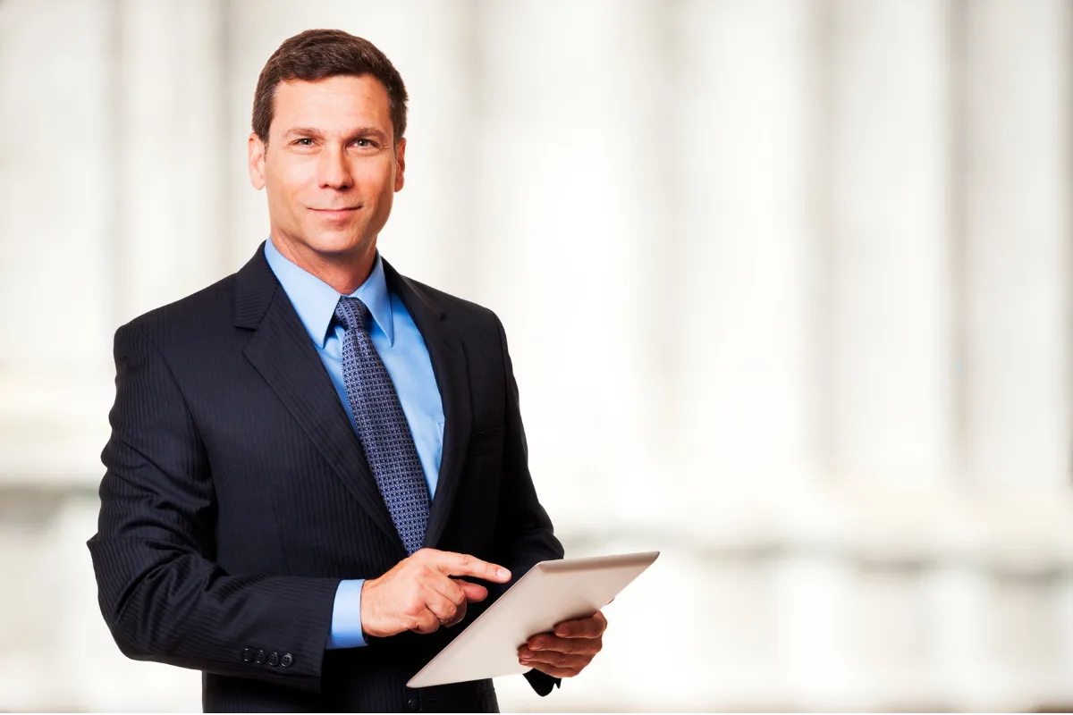 Advogado sorridente olhando para a câmera