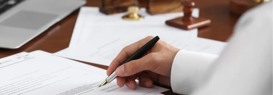 Pessoa assinando contrato formal