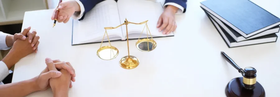 PeAdvogados sentados à mesa debatendo assunto