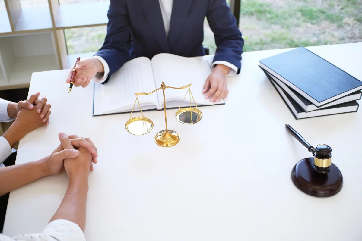 PeAdvogados sentados à mesa debatendo assunto