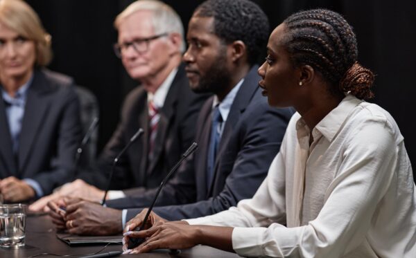 Mulher engajada com debate entre advogados