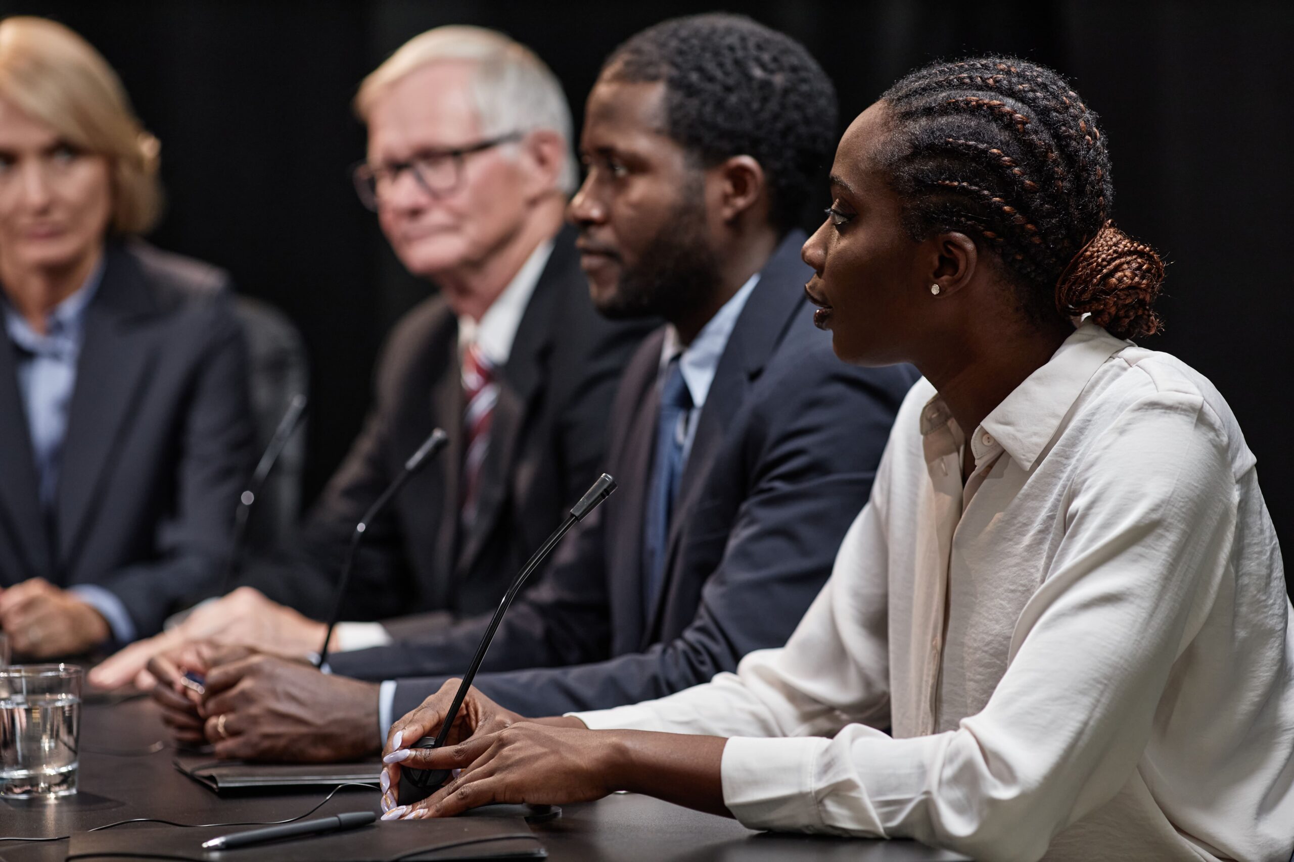 Mulher engajada com debate entre advogados