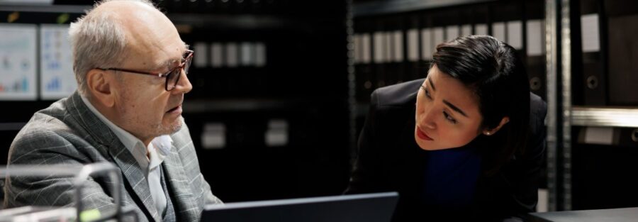 Executivos de negócio debatendo ideias