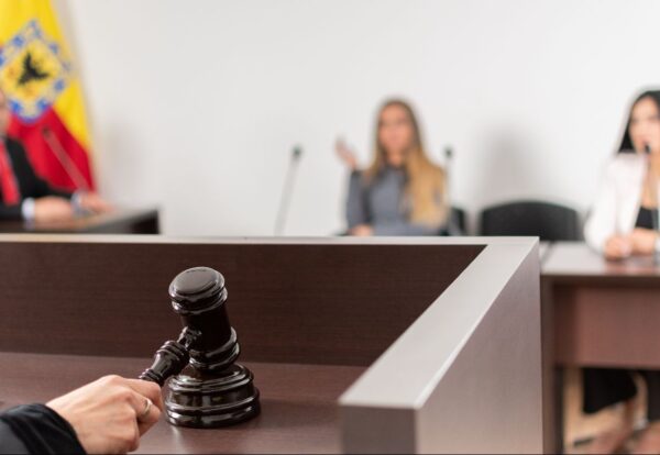 Juiz em um tribunal batendo o martelo