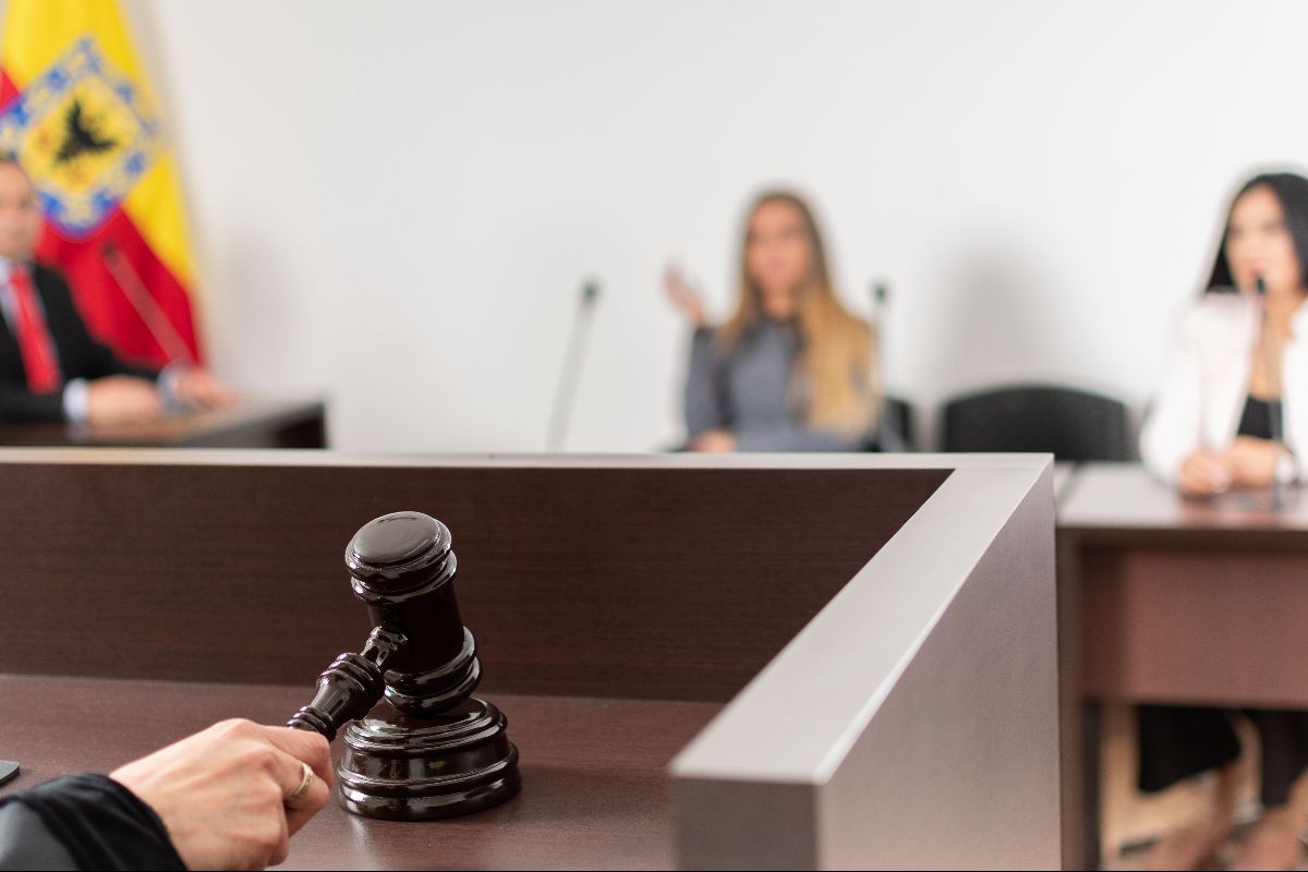Juiz em um tribunal batendo o martelo