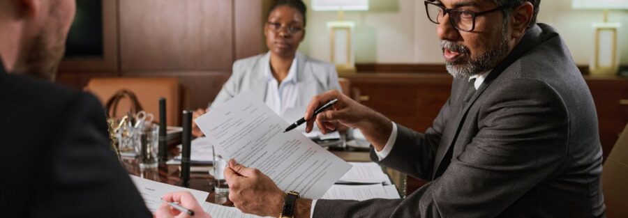 Pessoas discutindo termos de um contrato