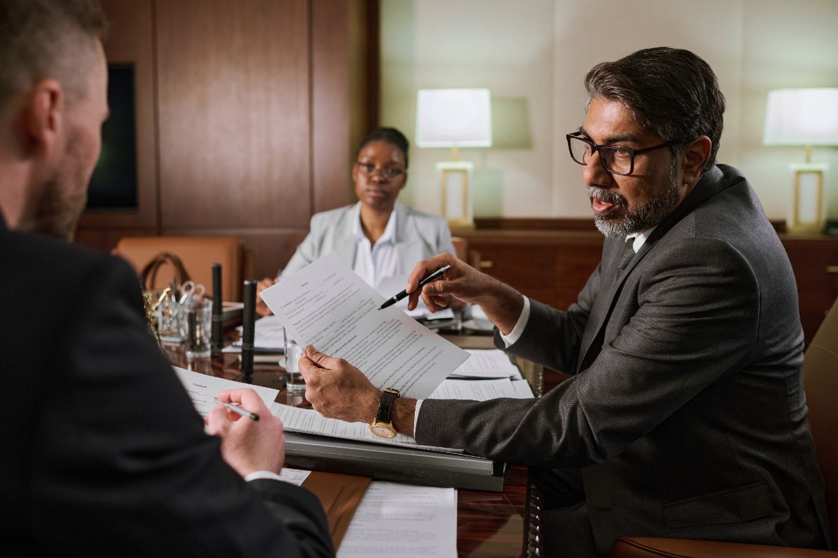 Pessoas discutindo termos de um contrato