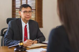 Jovem advogada conversando com juiz