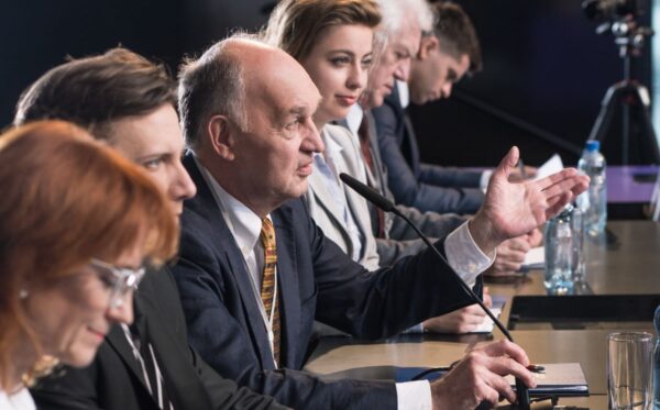 Grupo de advogados em conferência