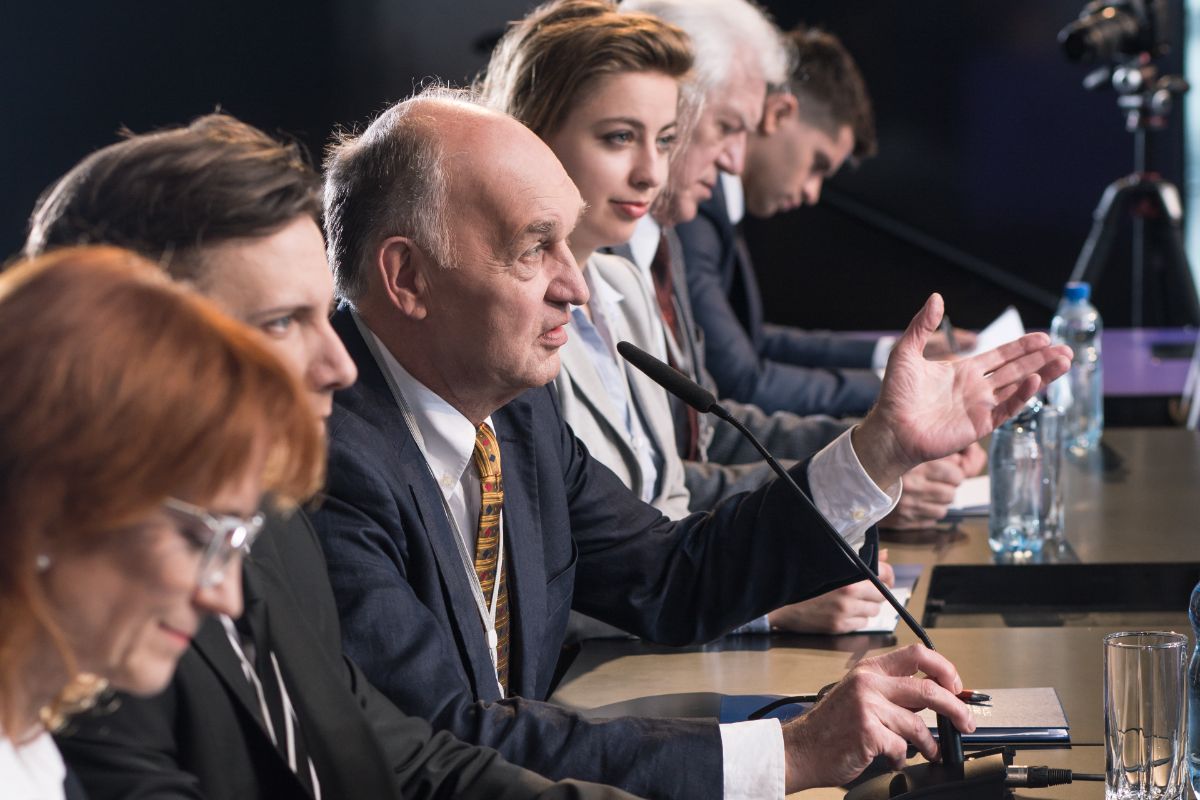 Grupo de advogados em conferência