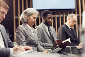 Pessoas analisando informações durante conferência