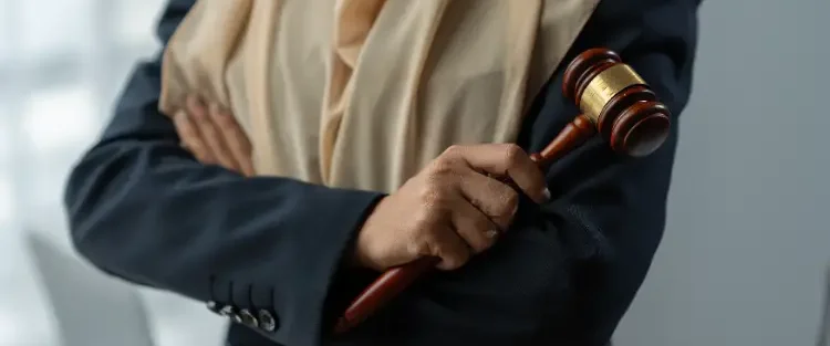 Mulher com teaje formal segurando um mertelo de madeira