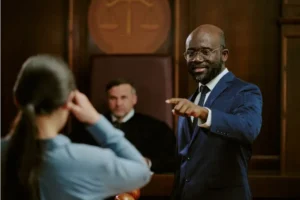 Advogado questionando jovem durante audiência