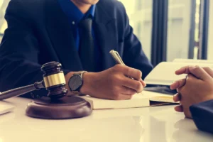 Advodaso sobre a mesa analisando documentos