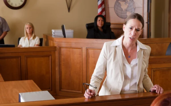 Advogada falando durante audiência