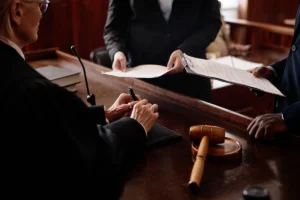 Advogados analisando documento junto a juiz