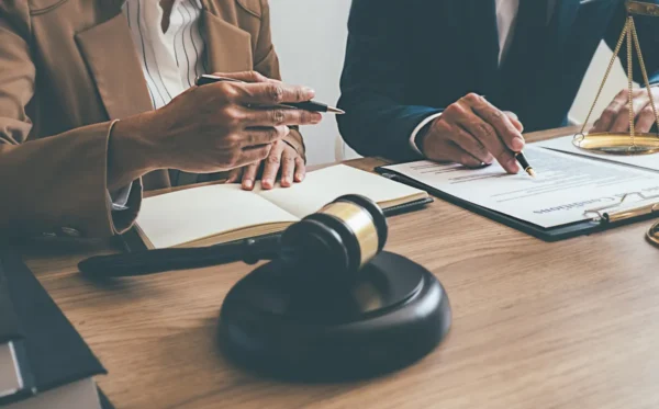 Profissionais do direito analisando recurso