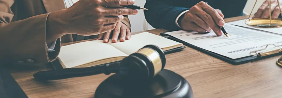 Profissionais do direito analisando recurso