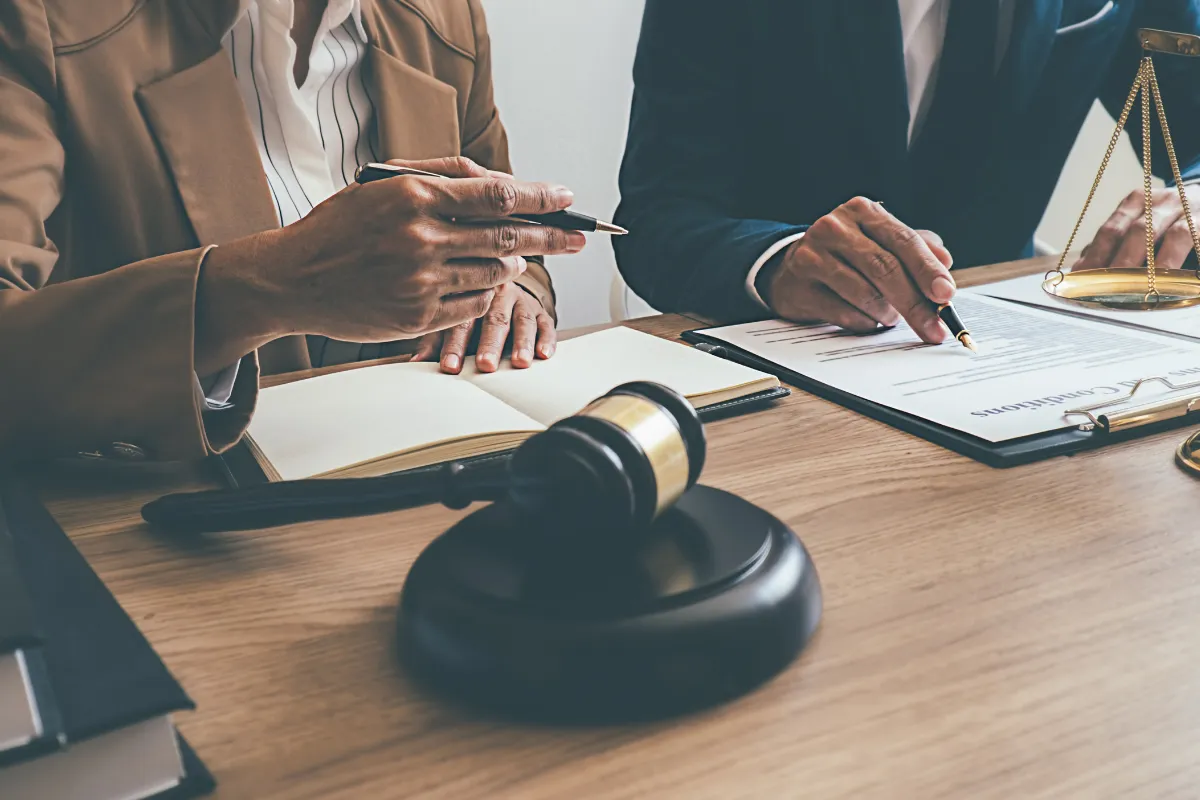 Profissionais do direito analisando recurso