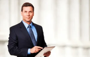 Advogado com caderno na mão olhando para a câmera