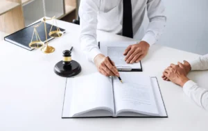 Pessoa com traje formal mostrando trecho de documento