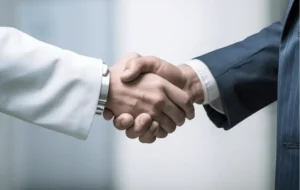 Pessoas dando as mãos