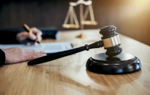 Martelo usado por juízes sobre a mesa