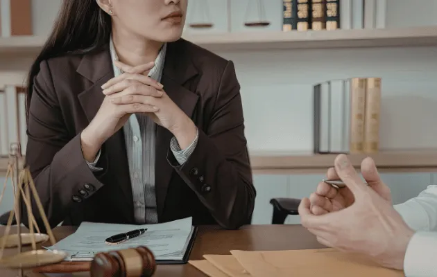 Mulher de semblante sério em conversa