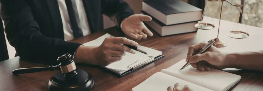 Pessoas de traje formal analisando anotações em caderno