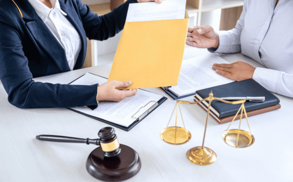 advogado recurso OAB Advogado analisando documentos