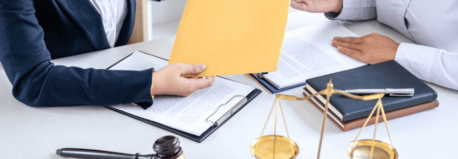 Advogado analisando documentos