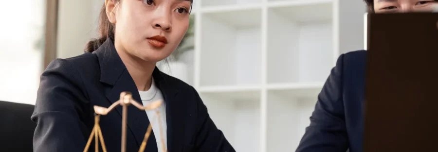 Mulher e homem advogados analisando processo no computador