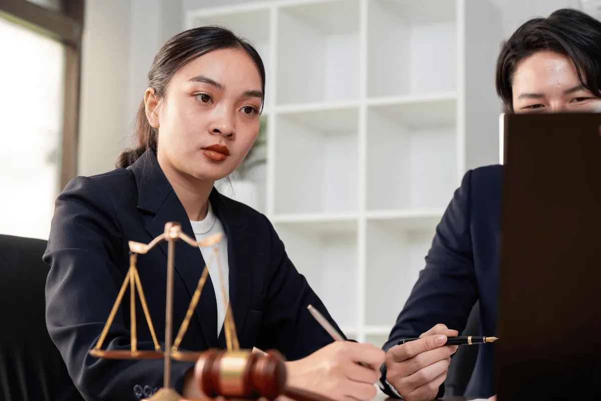 Mulher e homem advogados analisando processo no computador