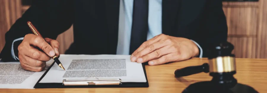 Advogado escrevendo em documento