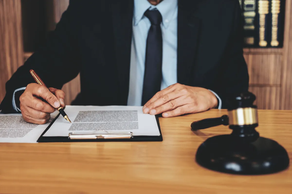 Advogado escrevendo em documento