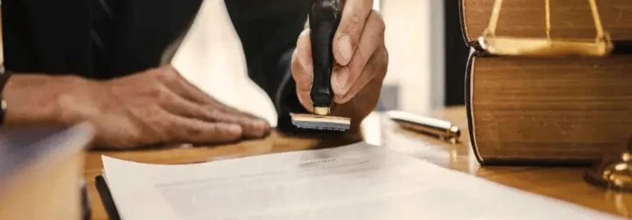 Advogado carimbando documento