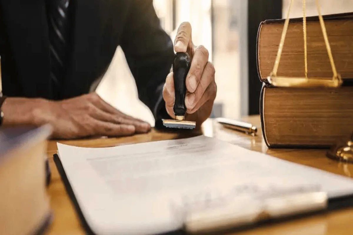 Advogado carimbando documento