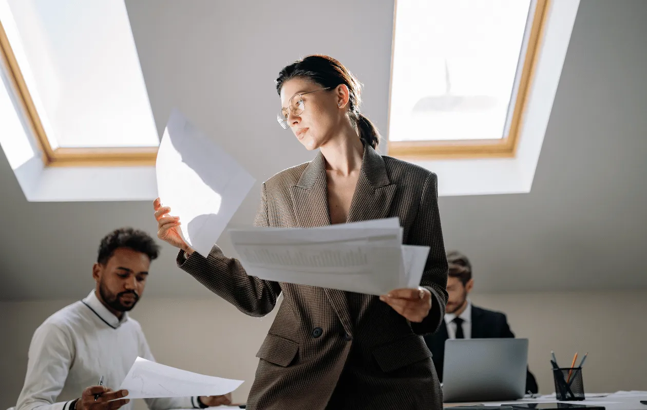 Mulher com trajes formais analisando documentos