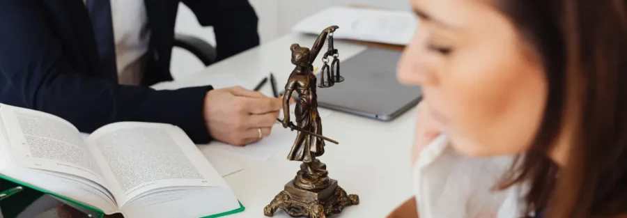 Mulher com semblante sério em conversa com advogado