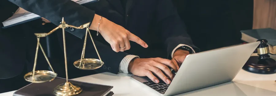 Advogados analisando processo no computador