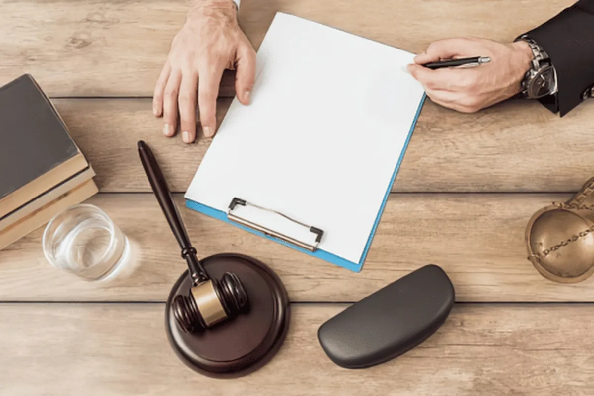Documentos em mesa de advogado