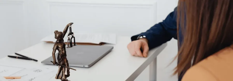 Advogados conversando em escritório