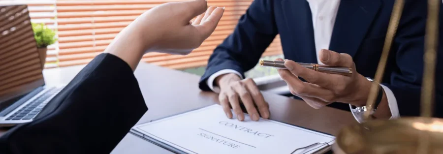 Pessoas conversando em escritorio de advocacia