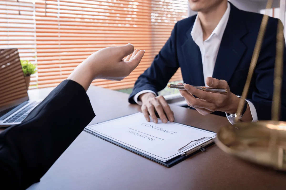 Pessoas conversando em escritorio de advocacia