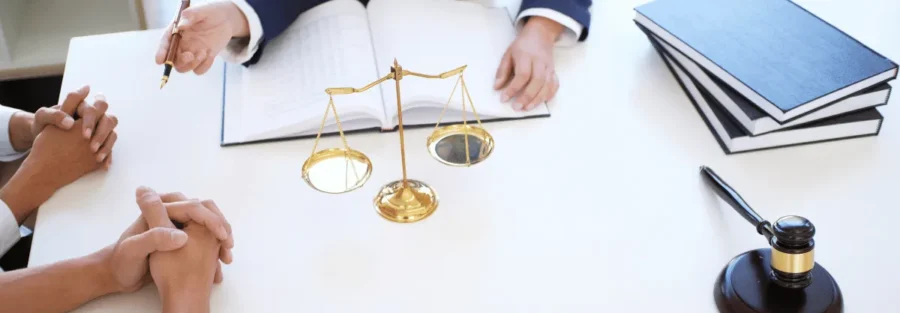 Pessoas gesticulado durante conversa em escritorio de advocacia