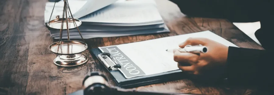 Advogado analisando documentos